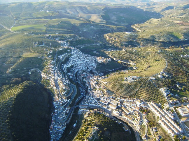 Vista del término urbano de Setenil, desde El Vizcaíno hasta prácticamente Trejo, tomada durante uno de los vuelos de José Durán "El Mecánico". Foto: JOSÉ DURÁN
