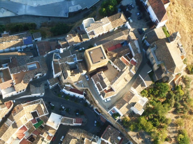 Perfil desde el aire del Torreón recién restaurado, la Villa, la Plaza... Se aprecia perfectamente el trazado de la antigua fortaleza medieval. Foto: JOSÉ DURÁN.