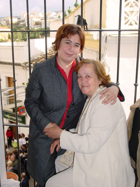 Anita Ordóñez, arropada por su hija Encarni.
